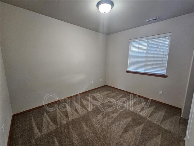 Building Photo - 1506 E Vanetta Ave