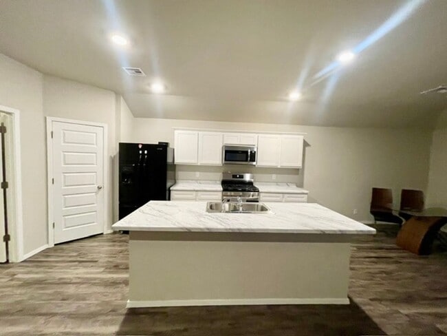 Building Photo - 4 Bed | 2 Bath in Broken Arrow!