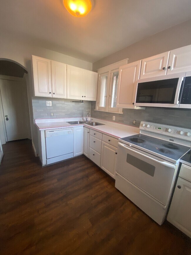 Building Photo - 5049 Lindenwood Ave