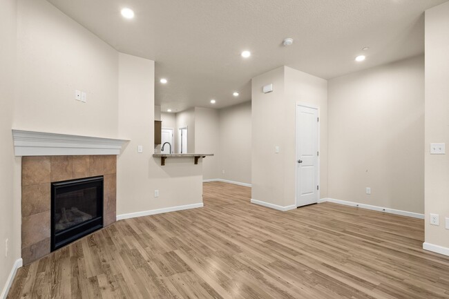 Building Photo - Beautifully Crafted Townhome with Two Mast...