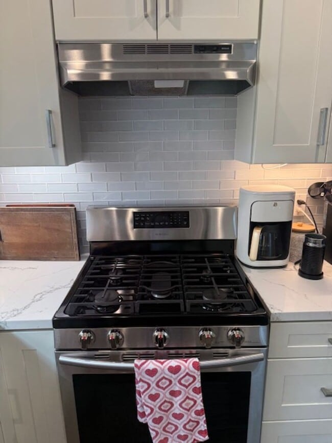 Building Photo - SPACIOUS 3 BEDROOM / 1.5 BATH HOME IN LOS ...