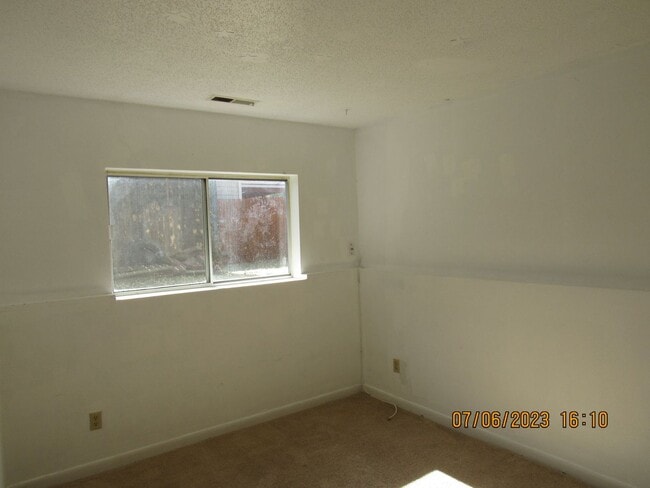 Building Photo - PRICE REDUCED! COMFORTABLE, SINGLE FAMILY HOME!