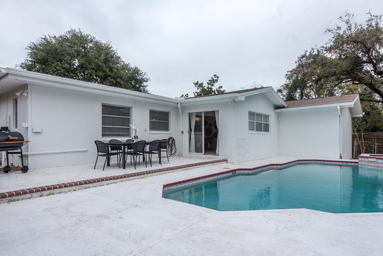 Building Photo - 235 E Overbrook Dr