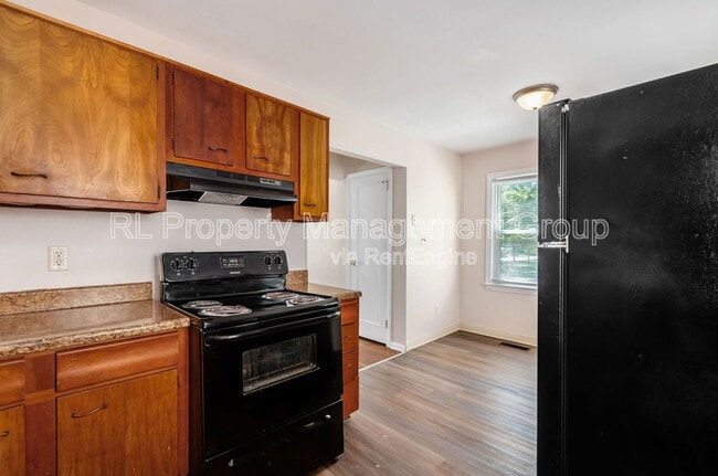 Building Photo - 3233 Hiawatha St