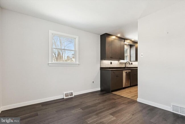 Building Photo - 17 McLaughlin Dr