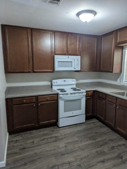 Building Photo - 3681 Lynn Dr