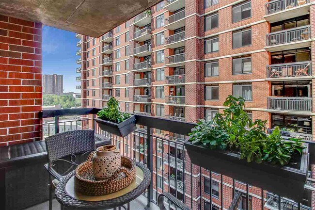 Building Photo - 700 1st St