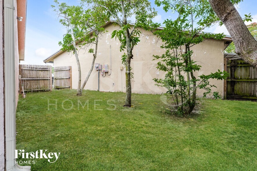 Building Photo - 6129 Moonbeam Dr
