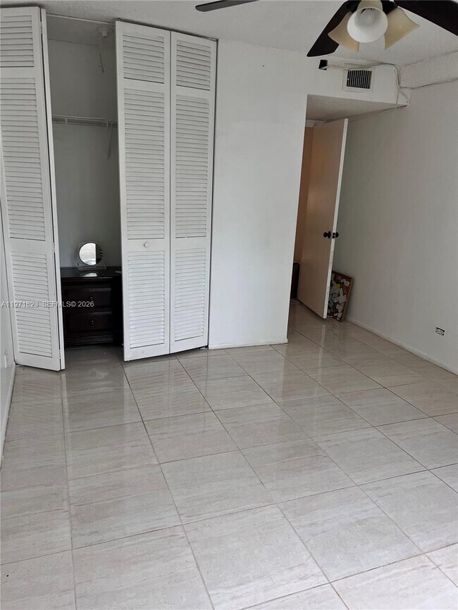 Building Photo - 3680 Inverrary Dr