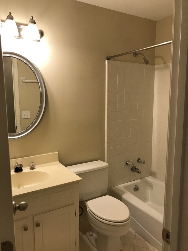 Building Photo - Bellevue Townhome 4 bedrooms 3 full baths