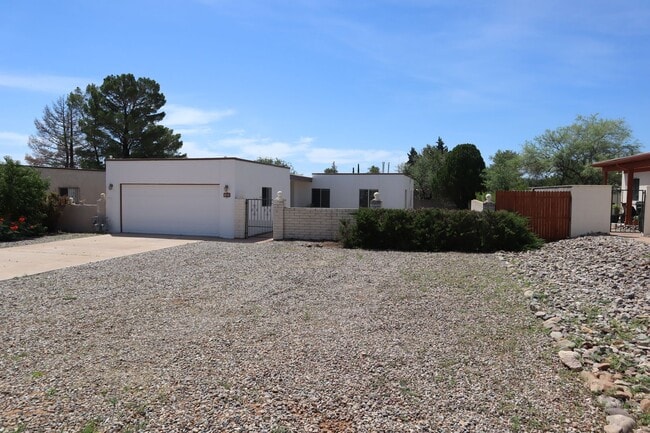 Building Photo - NEW A/C, Freshly Painted Inside and Outsid...