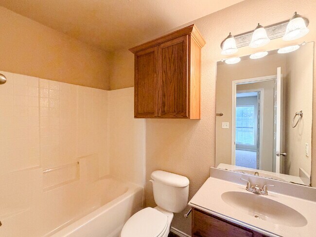 Building Photo - 3 bed, 2 Bath Home in North Fort Worth