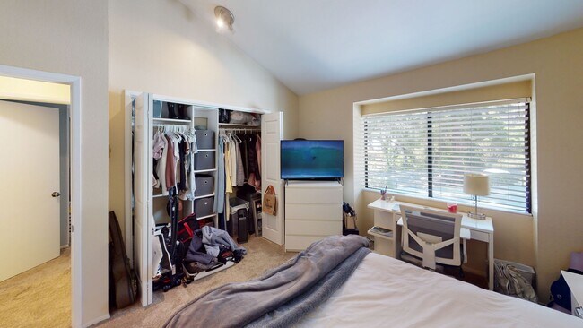 Building Photo - *DEPOSIT PENDING* 3 bed, 2.5 Bath Townhome Near Cal Poly!