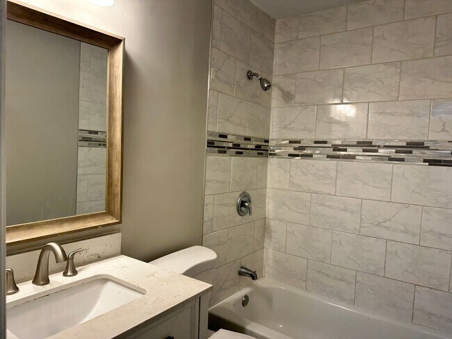 Building Photo - Charming 3 Bed 1 Bath minutes from Downtow...