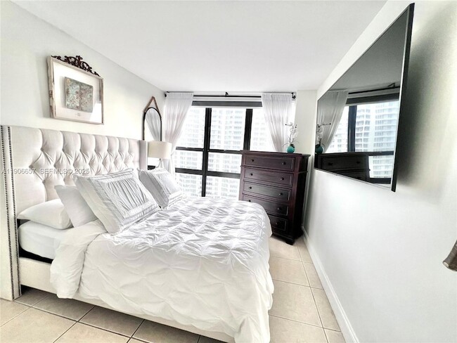 Building Photo - 600 NE 36th St