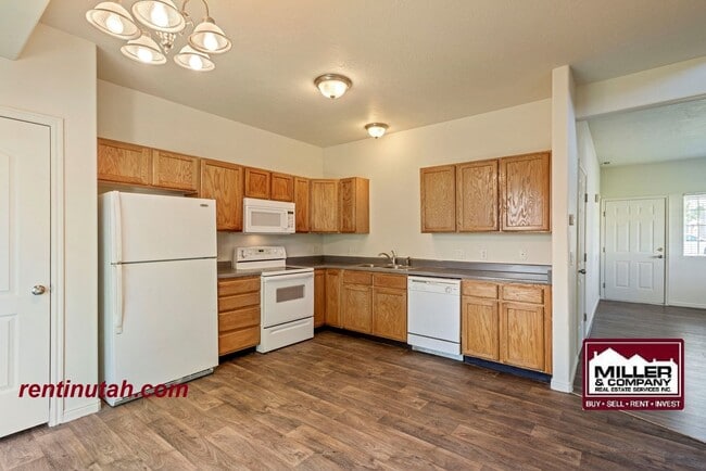 Building Photo - Cute Town House in gated community!!