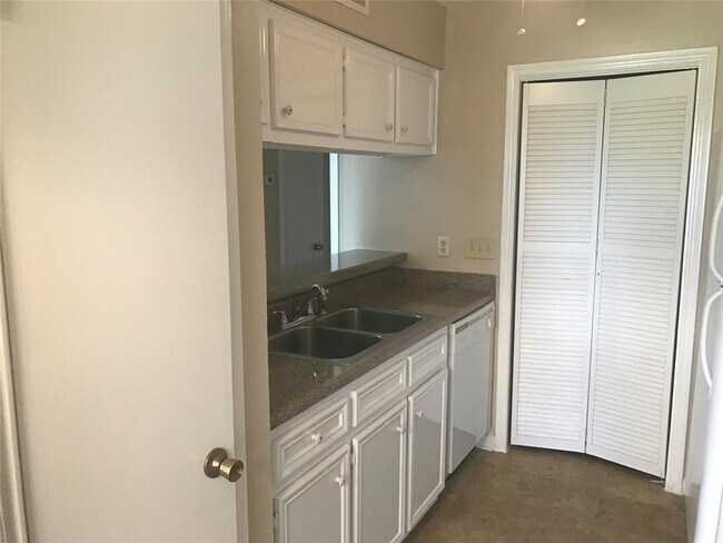 Building Photo - 13603 Ravensway Dr