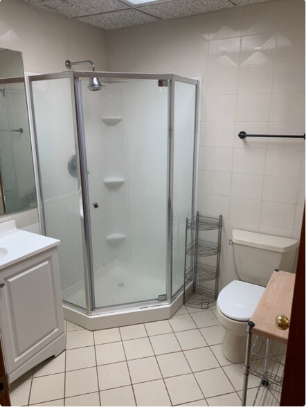 Full Bathroom - 35 Audrey Ave