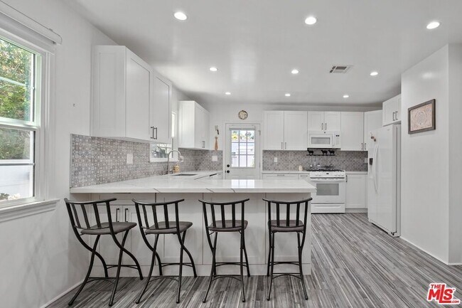 Building Photo - 471 S Clark Dr