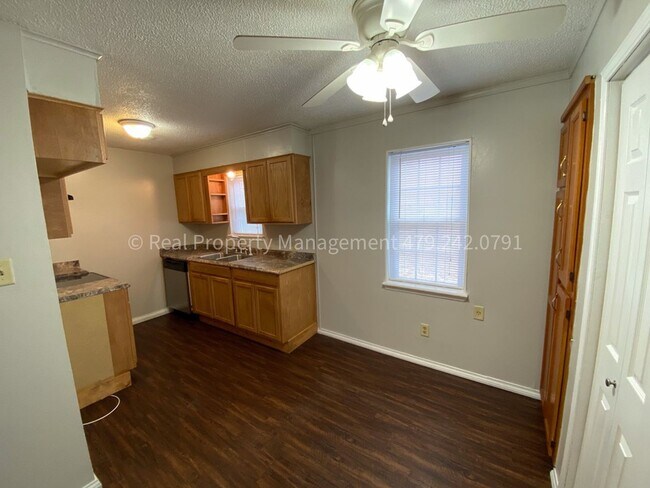 Building Photo - HALF OFF MOVE IN RENT! Cute 3 Bed 1.5 Bath Home ready NOW!