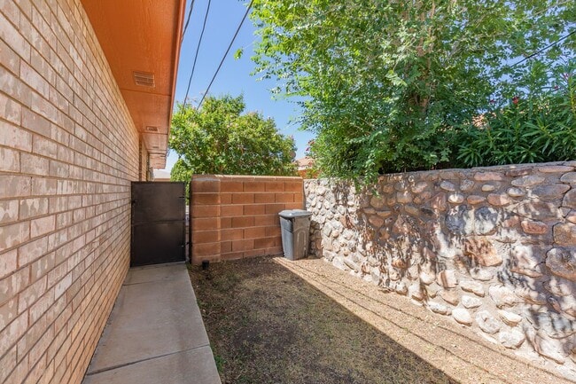 Building Photo - Beautiful 3 Bedroom/2 Bath Home