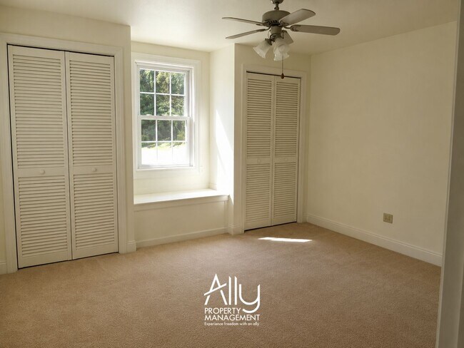 Building Photo - 1605 Cambridge Cir