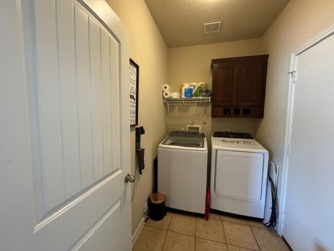 Building Photo - Texas Size Home!! Featuring over 2700 sq ft