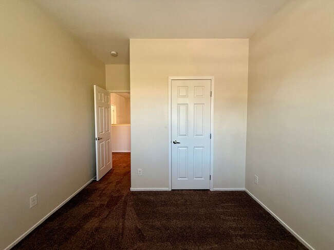 Building Photo - 3 BED 2.5 BATH 2 CAR GARAGE HOME w/ LOFT &...