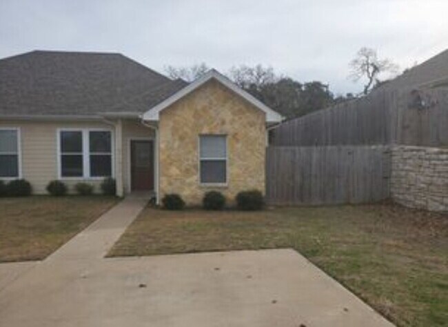 Primary Photo - "Spacious 3-Bedroom Duplex Retreat in Gran...