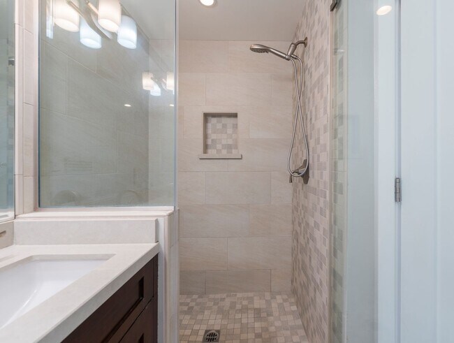 Building Photo - LUXURIOUS-CONTEMPORARY TOWNHOUSE W/ AMAZIN...