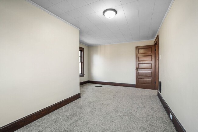 Building Photo - 3 BED 2 FULL BATH W/ OFFICE - AVAILABLE NOW