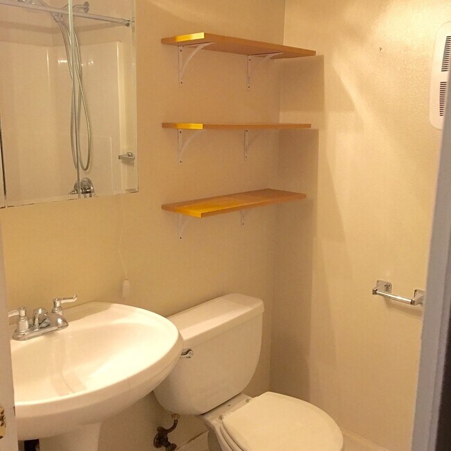 Building Photo - $4900 / 6br - University/ Wallingford House! 6BR/3BTH