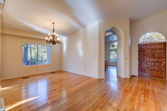 Building Photo - Spacious 3 Bed, 3 Bath Home in Hidden Valley Ranch!