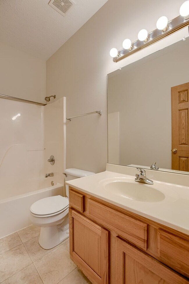 Building Photo - Spacious 3 Bedroom Gem In Southwest Omaha!!