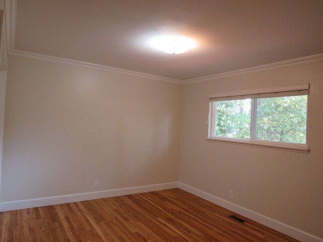 Building Photo - Bellevue Robinswood Mid Century 4bed/3bath Tri-Level $3800.00