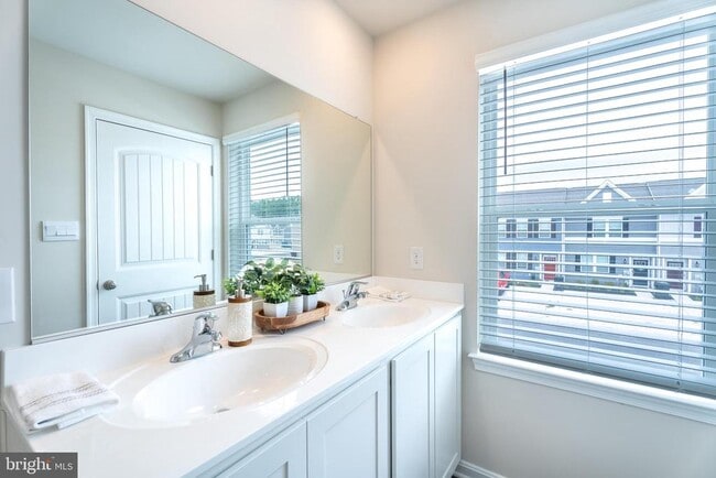 Building Photo - 846 Derwent Ln