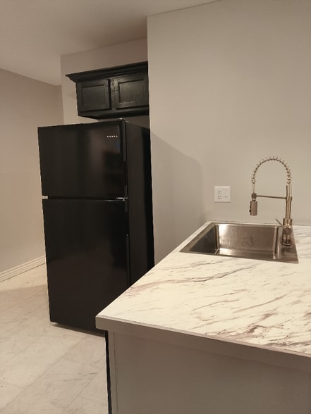 Building Photo - 126 S Green St