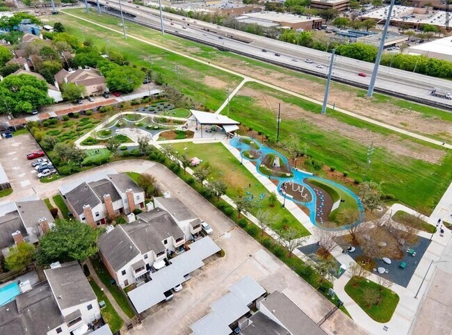 Building Photo - 3900 Woodchase Dr