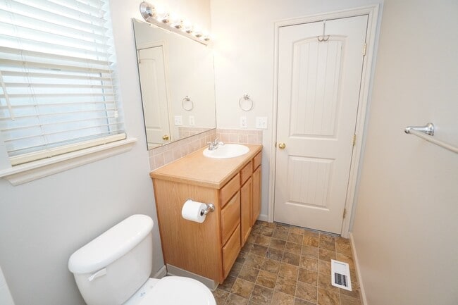 Building Photo - 1445 W Silver Salmon Dr