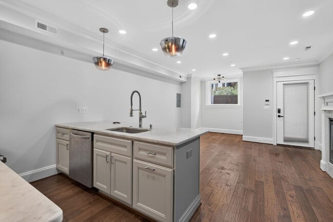 Building Photo - Bright Adams Morgan Condo with Den, Two Full Baths & In-Unit Laundry