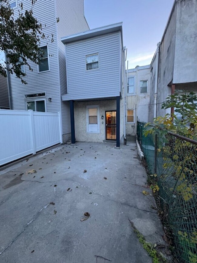 Building Photo - Looking for spacious house check this one out.