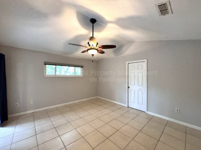 Building Photo - 721 Endeavour Dr S