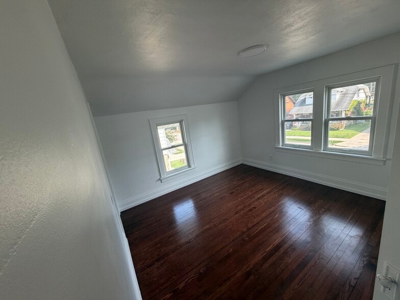 Building Photo - 918 74th St