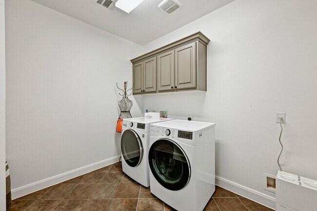 Building Photo - 4303 Woodledge Pl