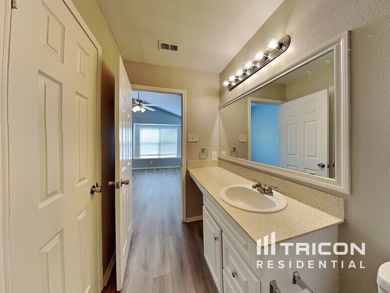 Building Photo - 10218 Basin Field Dr