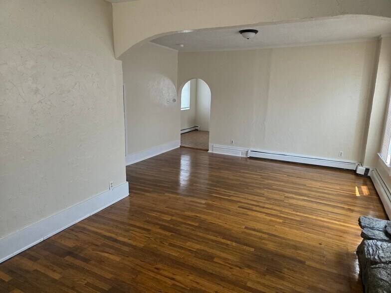 Building Photo - 2418 3rd Ave