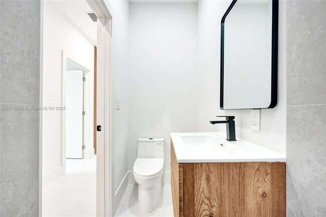 Building Photo - 119 NE 118th St