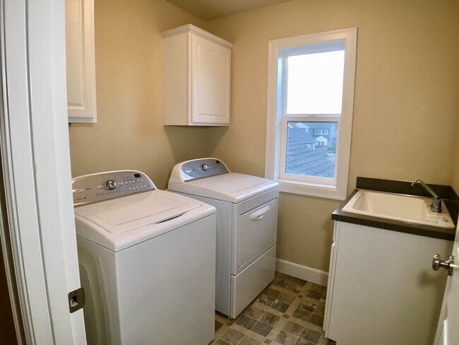 Building Photo - Stunning 3BD  Lake Shore Home with Office and Loft Area!  Gorgeous Finishes!