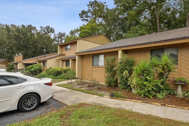 Building Photo - Charming Townhouse Retreat for Rent!