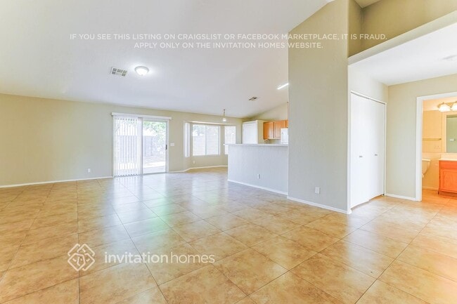 Building Photo - 504 N Hassett